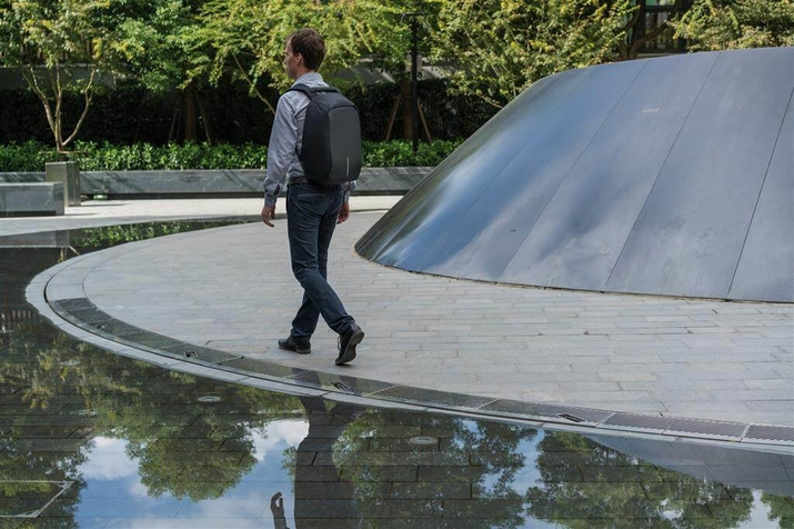 Batoh proti krádeži na notebook a tablet Bobby XL (černý)