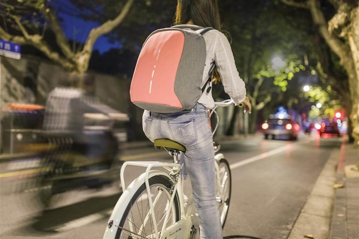 Batoh proti krádeži na notebook a tablet Bobby Compact (šedorůžový)