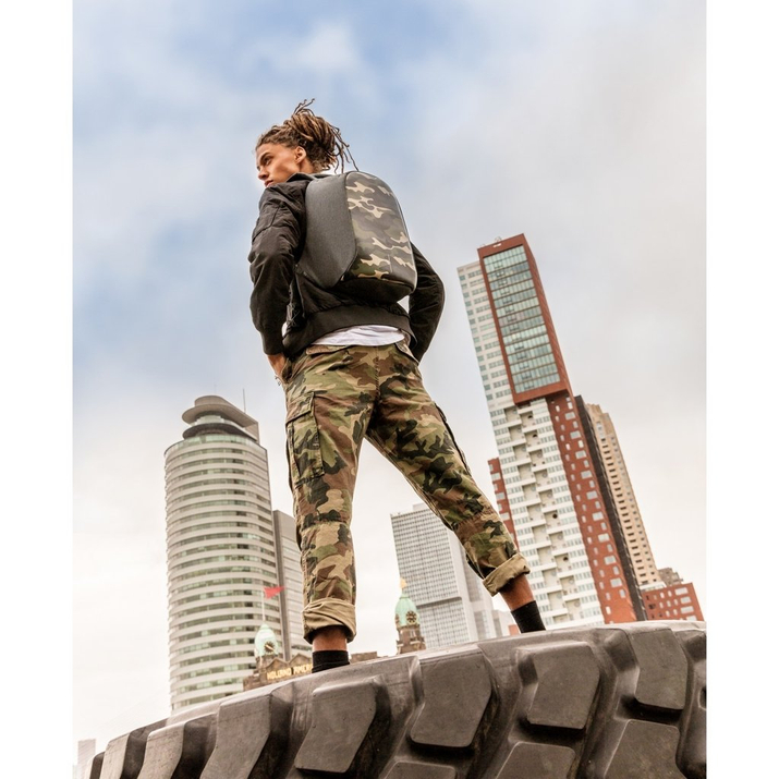 Batoh proti krádeži na notebook a tablet Bobby Compact (maskovací zelená)